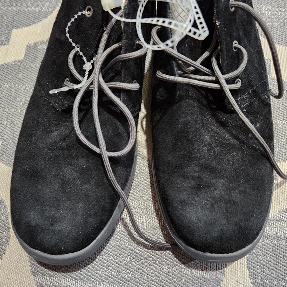 NEW UGG Black Suede Boots Chukka Kids Size 5 - Picture 2 of 6